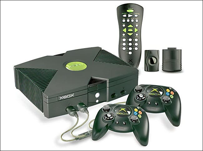 La consola Xbox de Microsoft 2001 con accesorios.