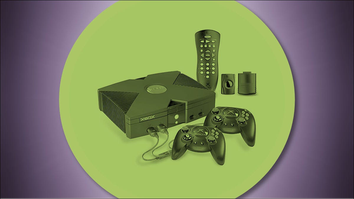 La Xbox original de 2001 y sus accesorios.