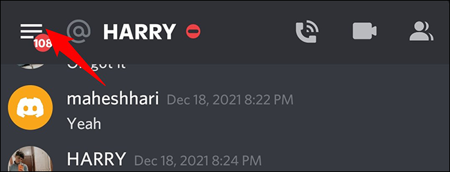 Toca el menú de hamburguesas en Discord en el móvil.