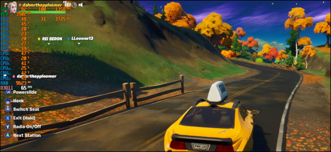 Un taxi amarillo conduciendo por una carretera rural ondulada en otoño en el juego Fortnite.