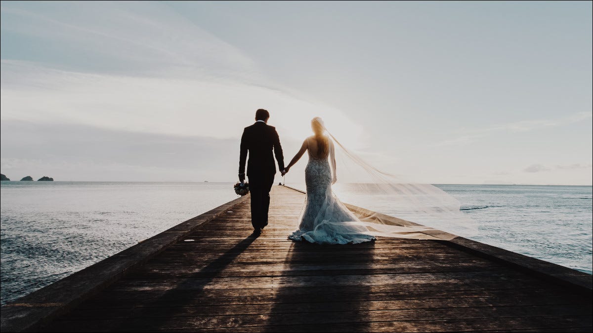 Una pareja de novios en la playa