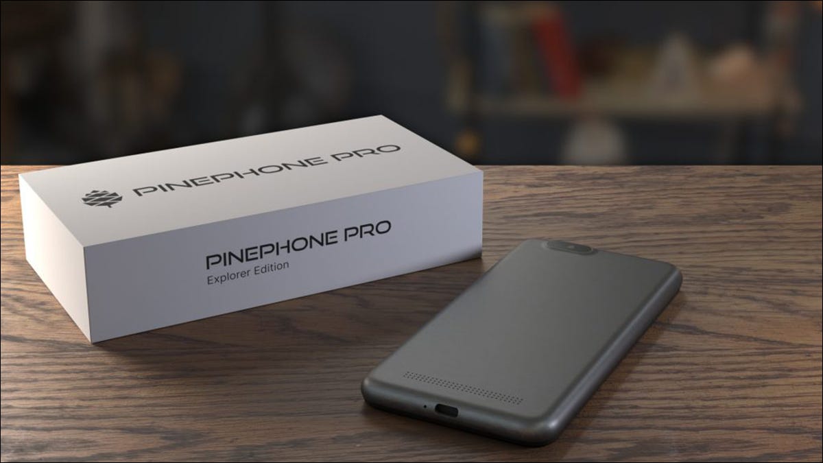 Un PinePhone pro sobre una mesa