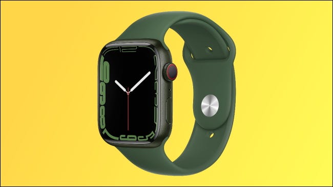 Apple Watch 7 verde sobre fondo amarillo