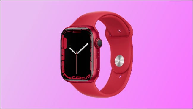 Apple Watch 7 rojo sobre fondo rosa