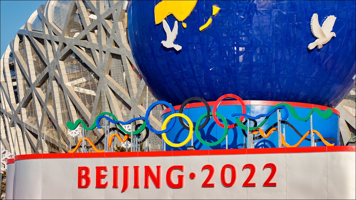 Stand decorativo que promociona los Juegos Olímpicos de Invierno de 2022 en Beijing, China.