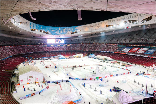 Interior de un estadio en preparación para los Juegos Olímpicos de Invierno de Beijing 2022.