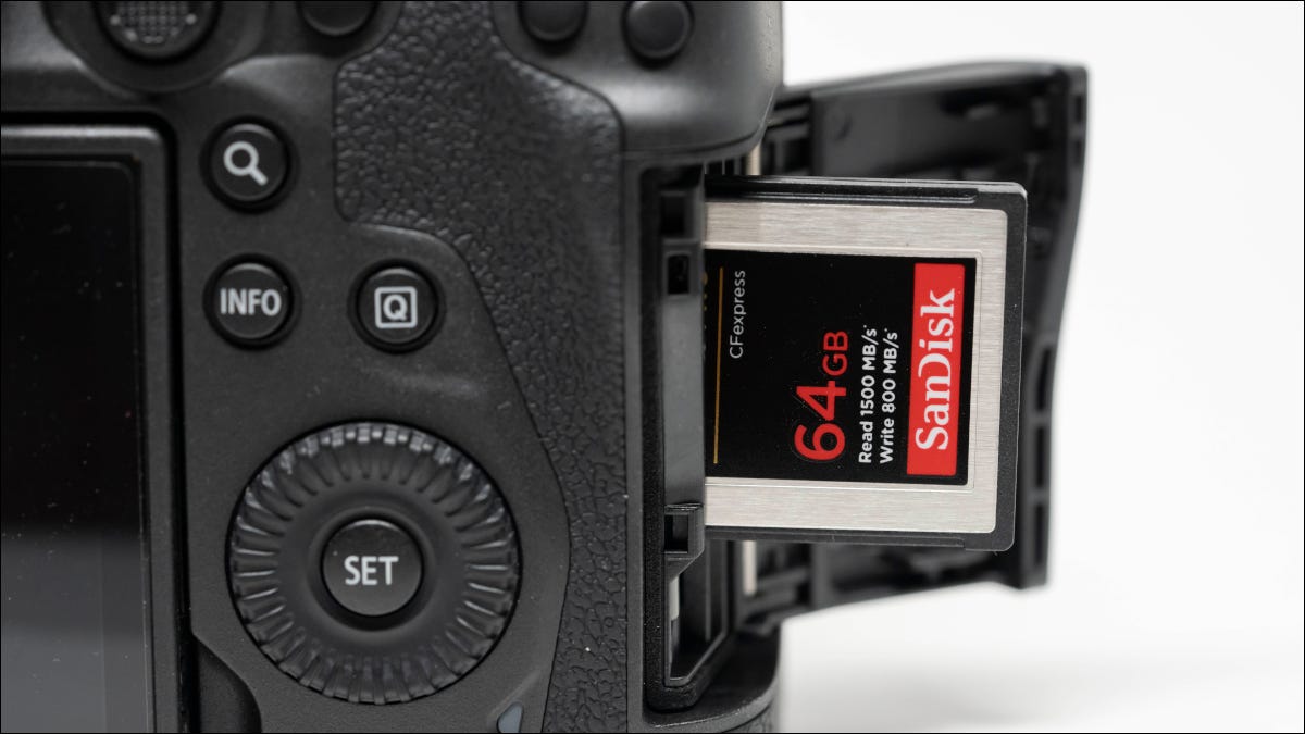 Primer plano de una tarjeta SanDisk CFExpress insertada en una cámara.