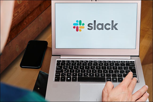 Una computadora portátil con Slack