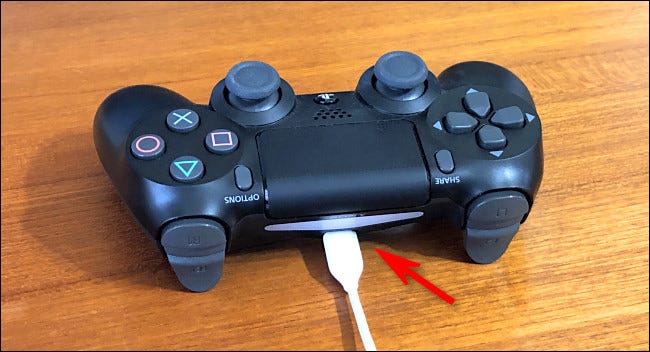 Conecte un cable USB en la parte posterior de su controlador DualShock 4 PS4.