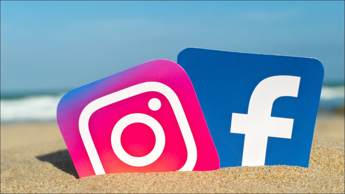 Recortes de los logotipos de Instagram y Facebook pegados en la arena de una playa soleada.