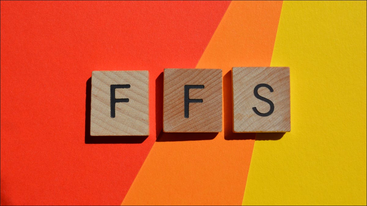 Títulos de letras de madera que deletrean "FFS" sobre un fondo naranja y amarillo.