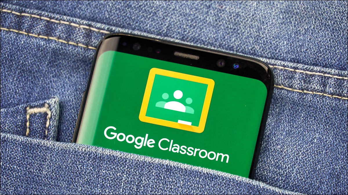 Se muestra el logotipo de Google Classroom en la pantalla de un teléfono inteligente en un bolsillo de mezclilla