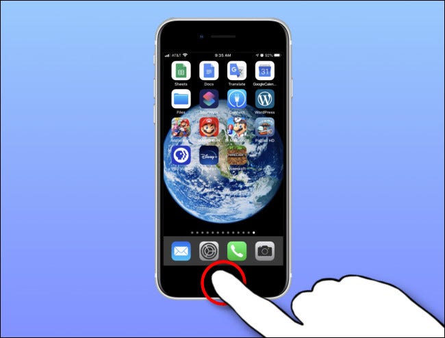 Presiona el botón de Inicio en el iPhone SE