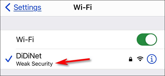 Pantalla Wi-Fi de configuración de iPhone que muestra "Seguridad débil"