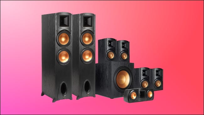 Sistema de sonido Klipsch sobre fondo rosa