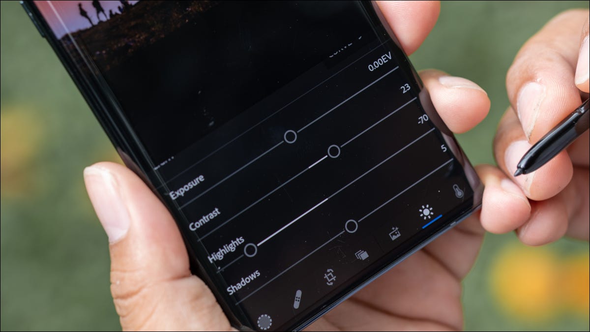 Primer plano de un Samsung Galaxy Note 10+ con configuraciones en Lightroom Mobile en exhibición