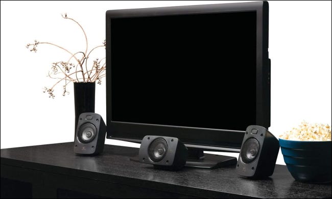 Sistema de sonido Logitech instalado en la sala de estar