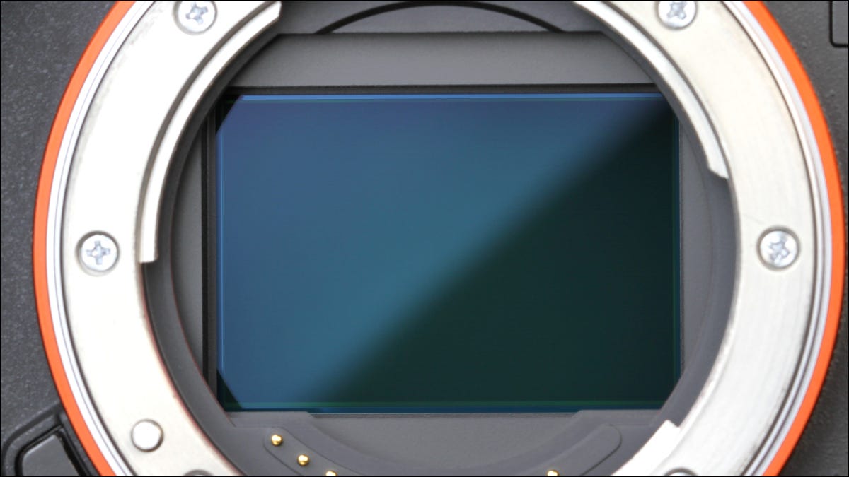 Primer plano de un sensor de marco de cámara sin espejo