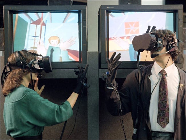 Personas demostrando realidad virtual VPL a fines de la década de 1980.