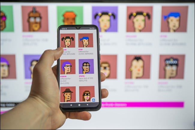 Avatares de Pixel art NFT en un teléfono inteligente y una computadora.
