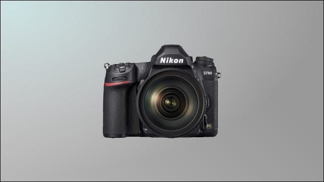 Nikon D780 sobre fondo gris