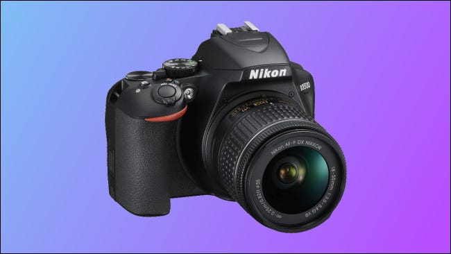 Nikon D3500 sobre fondo azul y morado