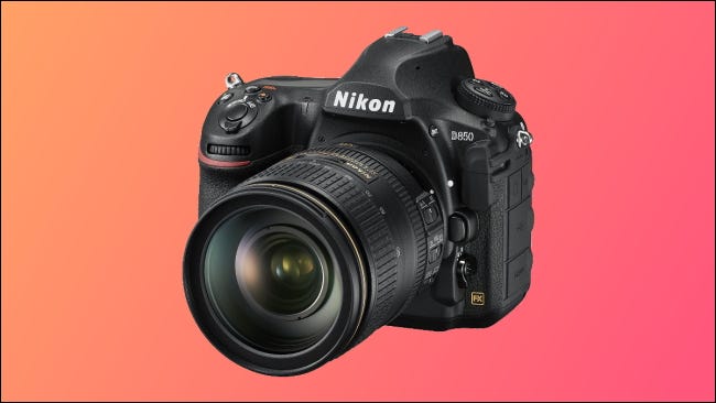Nikon D850 sobre fondo naranja y rosa