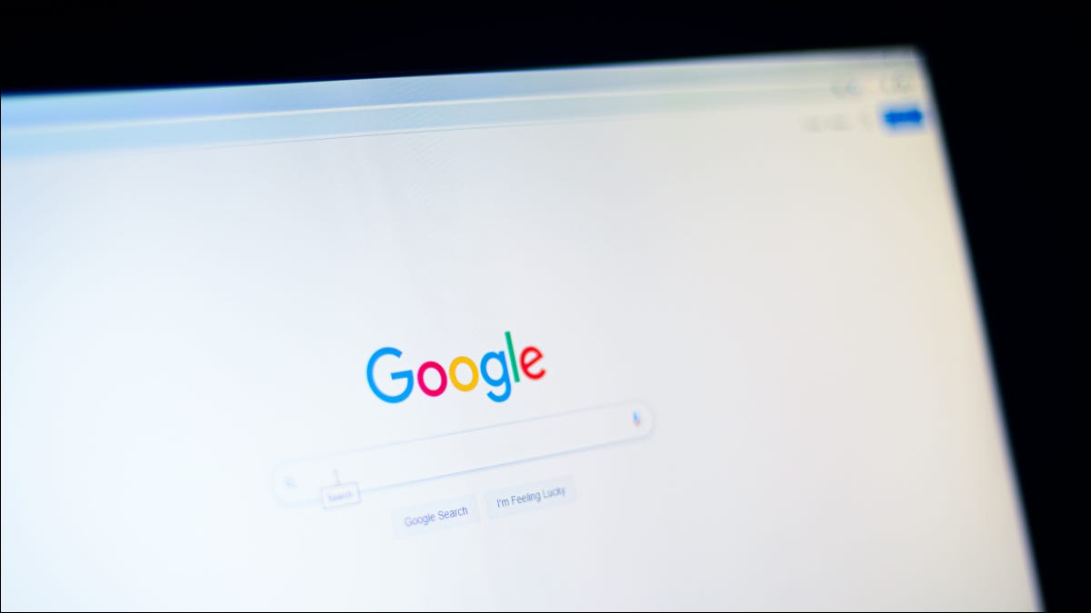Página de búsqueda de Google abierta en el navegador web Chrome en la pantalla de un portátil.