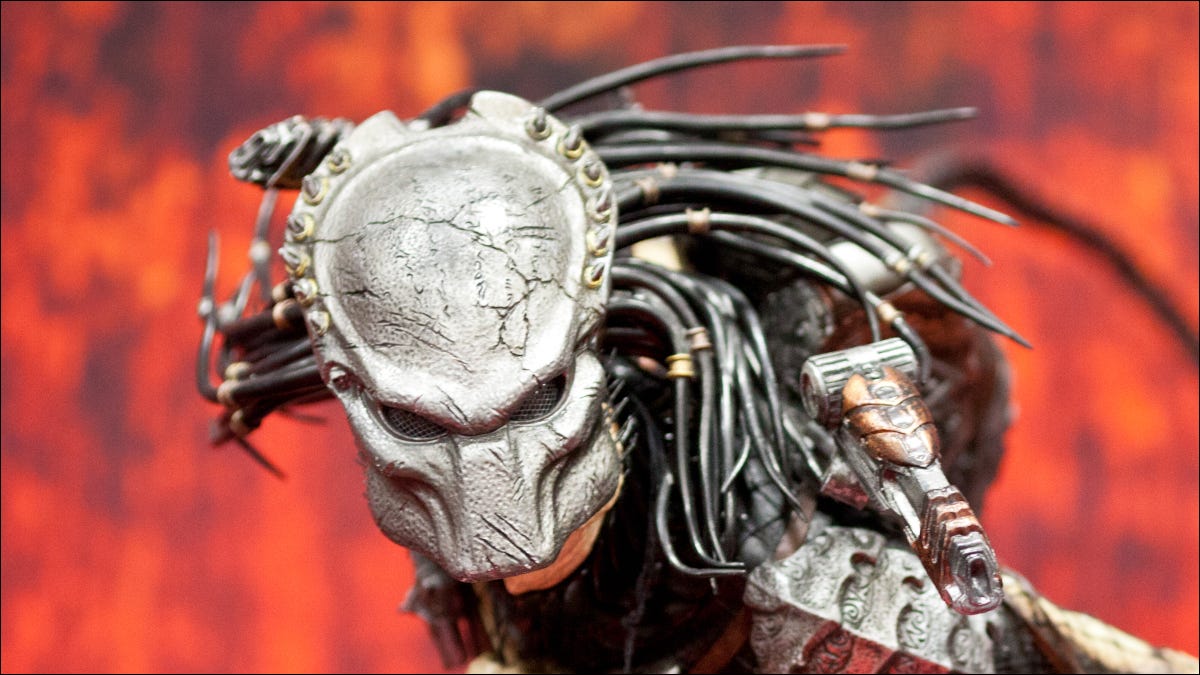 Primer plano de una figura de Sideshow Collectibles del personaje "Predator".