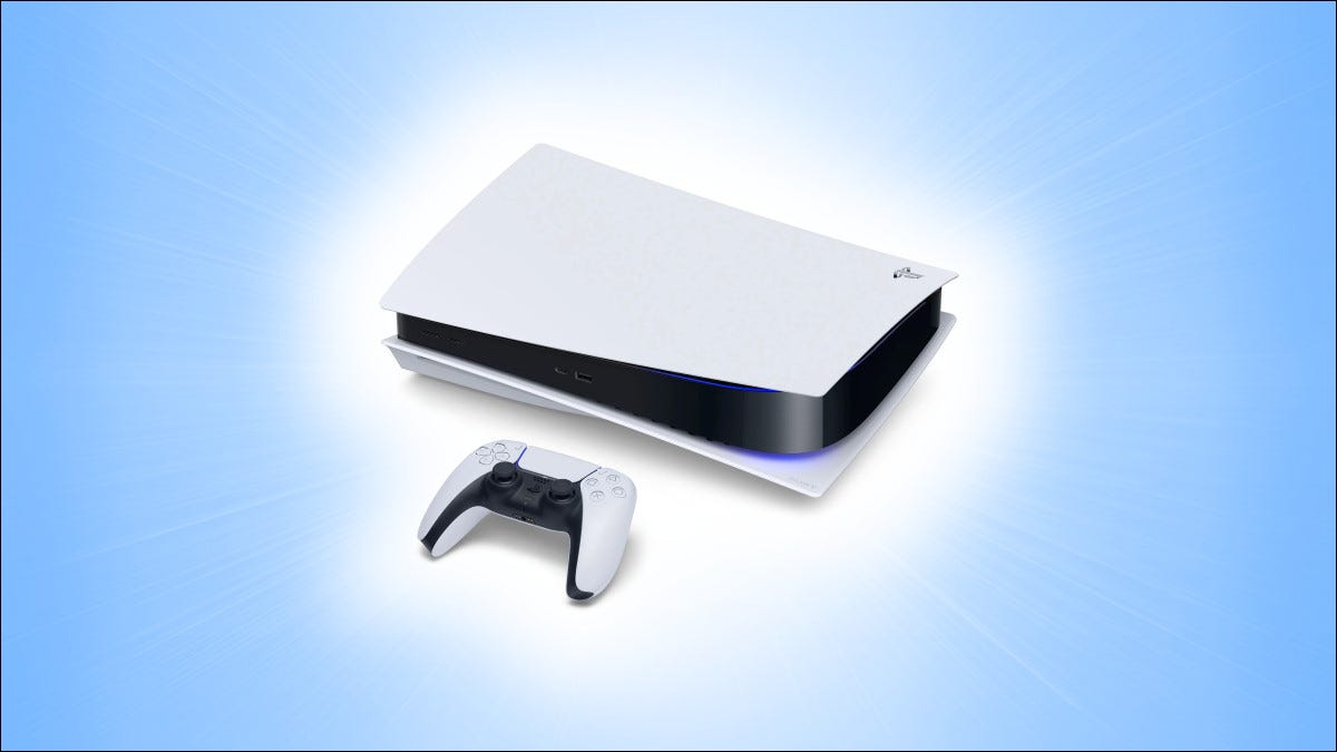 Una consola Sony PlayStation 5 (PS5) sobre un fondo azul.