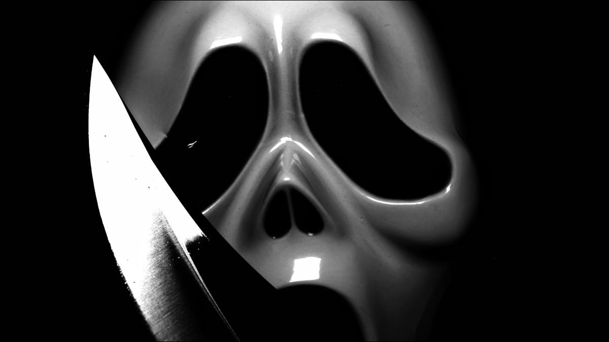 Primer plano de la famosa máscara y cuchillo de la franquicia de películas Scream.