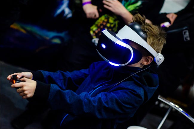 Un niño usando un auricular Sony PS VR.