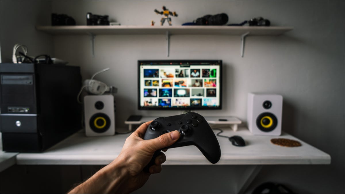 Un controlador frente a una pantalla con una biblioteca de juegos.