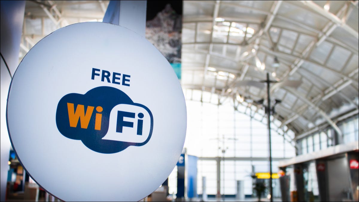 Un cartel de "Wi-Fi gratis" en un aeropuerto.
