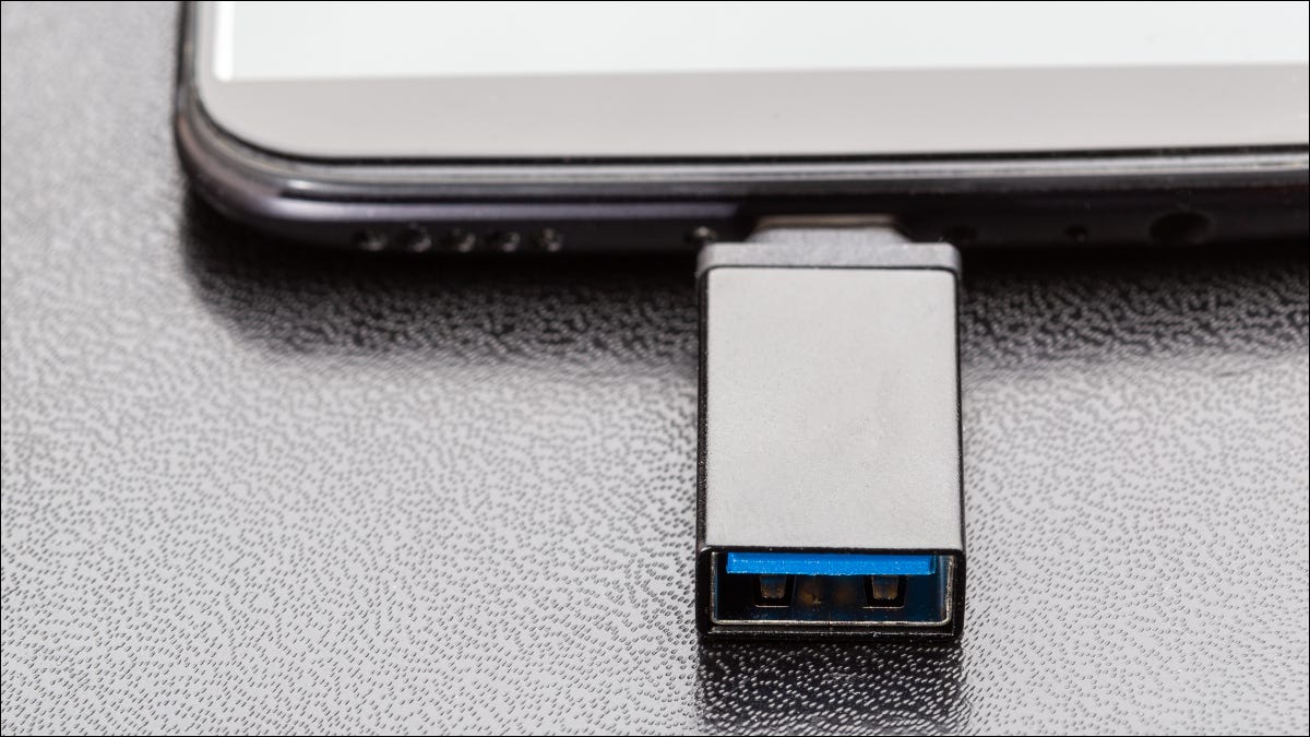 Teléfono inteligente con unidad USB OTG conectada.