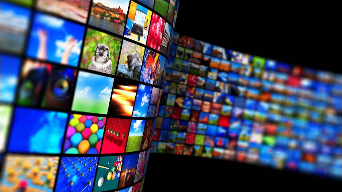 Una pared de pantallas de televisión que muestra varios medios.