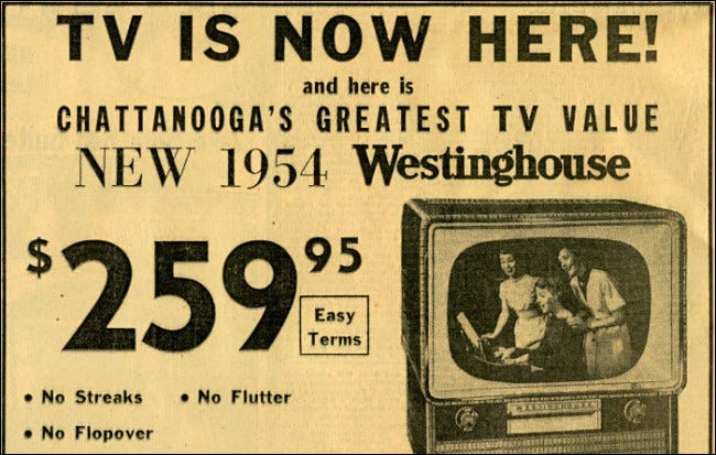 Un anuncio de televisión en un periódico de 1954 que dice "LA TV ESTÁ AHORA AQUÍ".