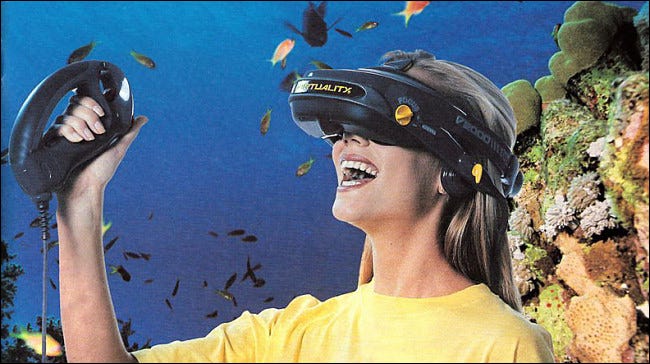 Una mujer que usa un auricular Virtuality en la década de 1990.