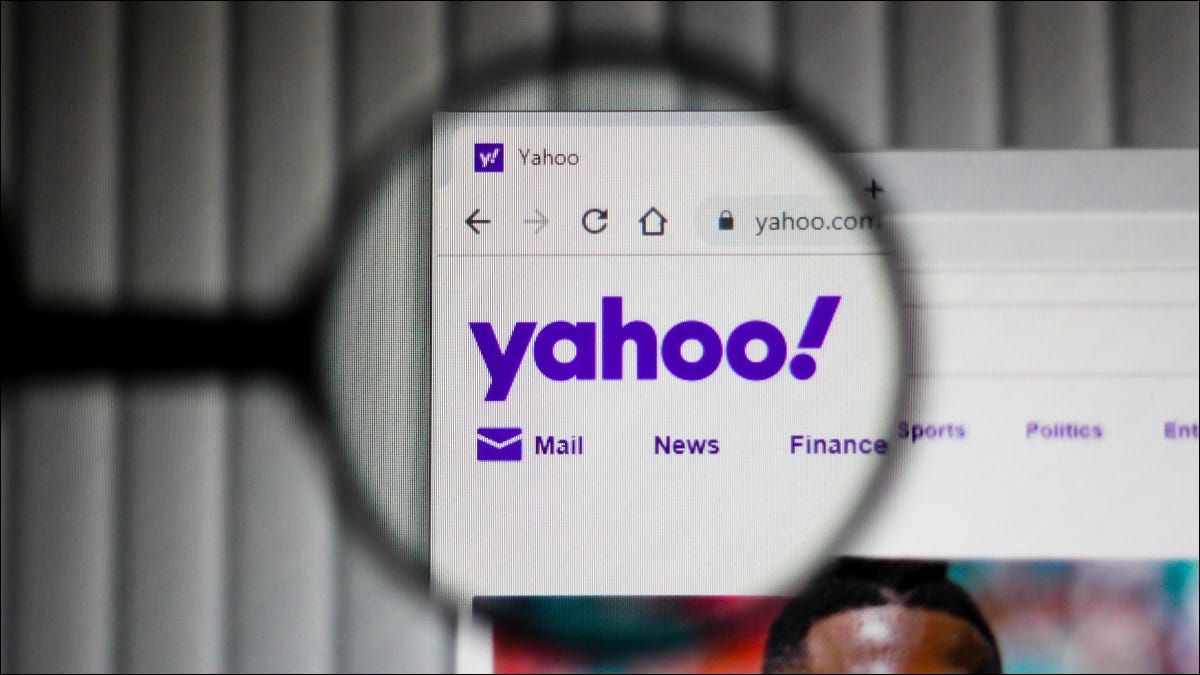 Logotipo de Yahoo en el encabezado del sitio web dentro de una lupa