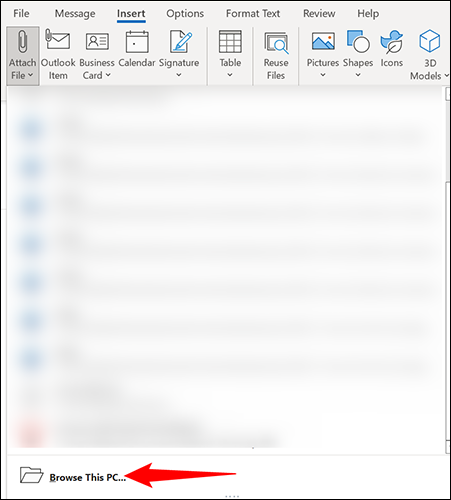 Haga clic en Adjuntar archivo > Examinar esta PC en Outlook en el escritorio.
