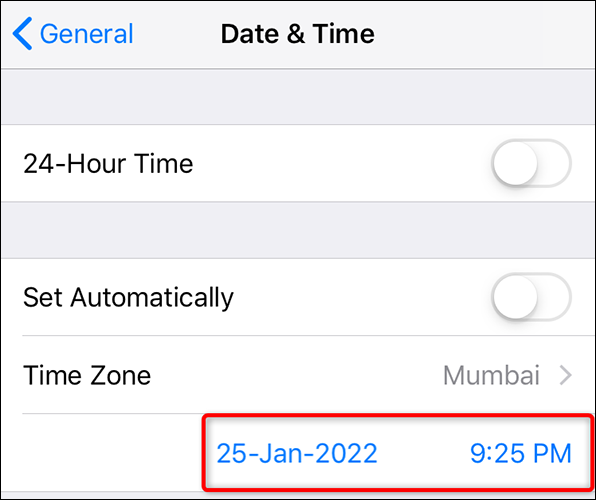 Configure manualmente la fecha y la hora en el iPhone.