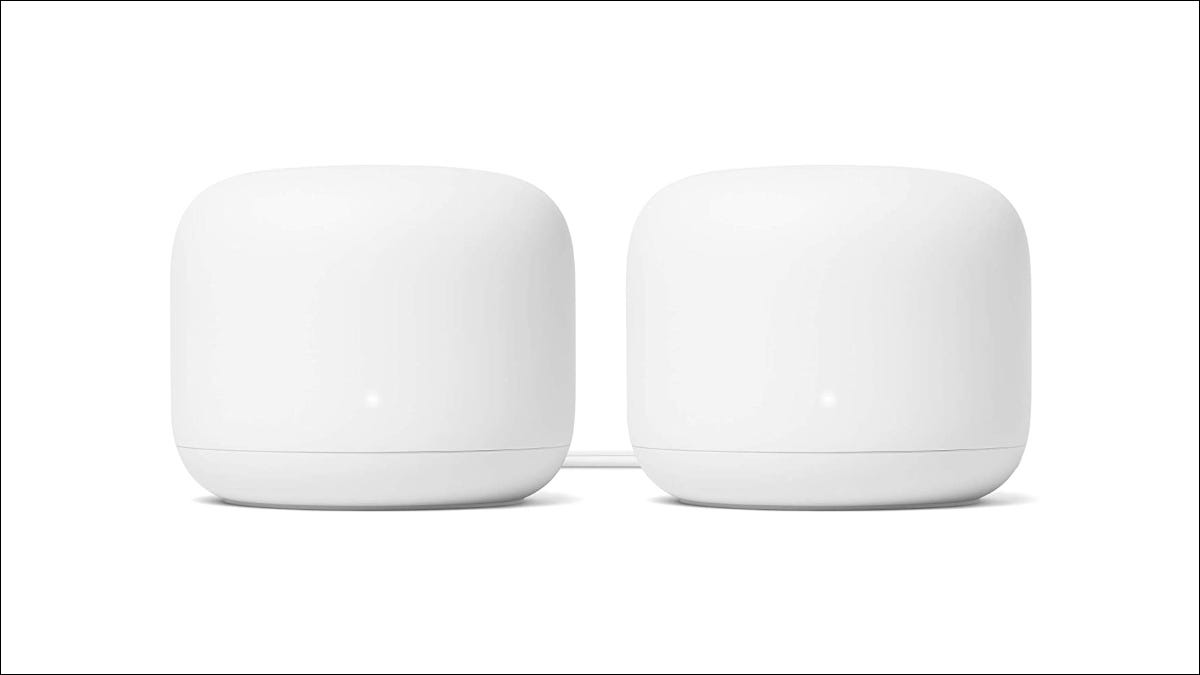 Dos enrutadores Google Nest Wi-Fi alineados uno al lado del otro