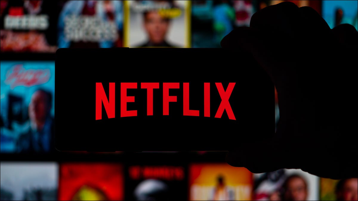 Persona sosteniendo un teléfono con el logo de Netflix