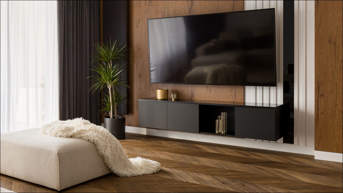 TV de pantalla grande en la sala de estar