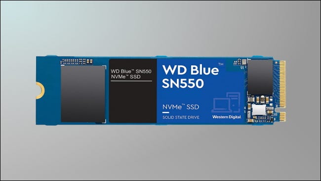 WD Blue SSD sobre fondo gris