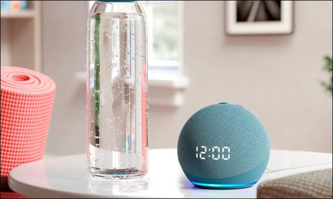 Amazon Echo Dot junto al agua y la esterilla de yoga