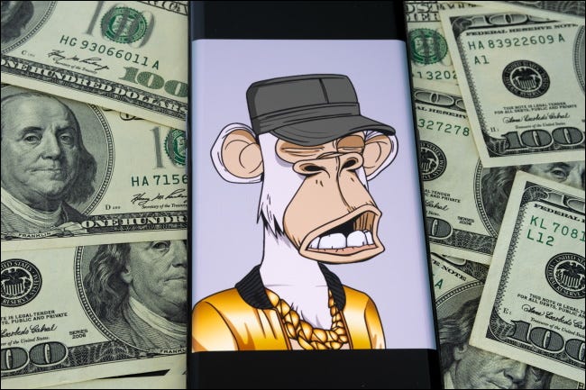 Aburrido Ape #9055 mostrado en un teléfono inteligente en una pila de dinero en efectivo.