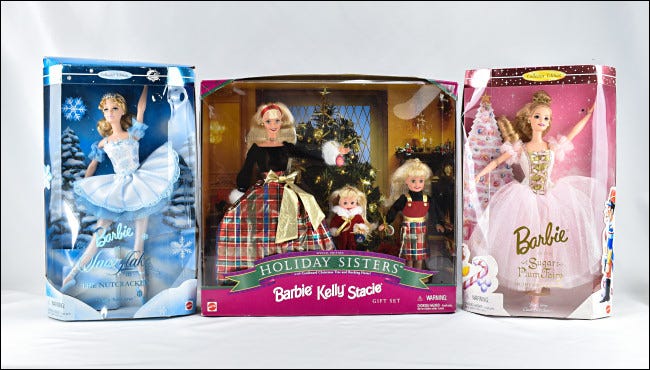 Varias muñecas Barbie en empaque nuevo.