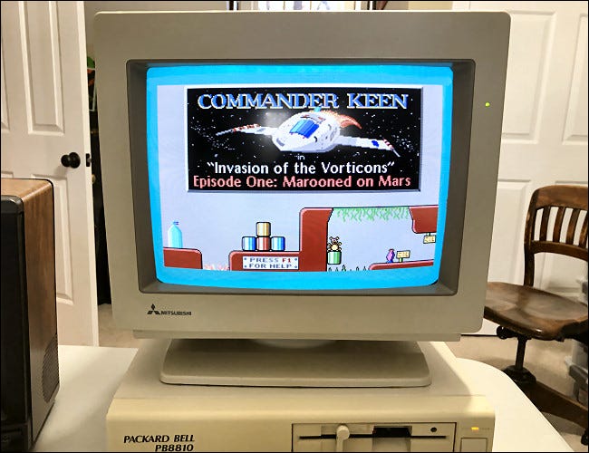 Una PC Packard-Bell con un monitor CRT que ejecuta Commander Keen.