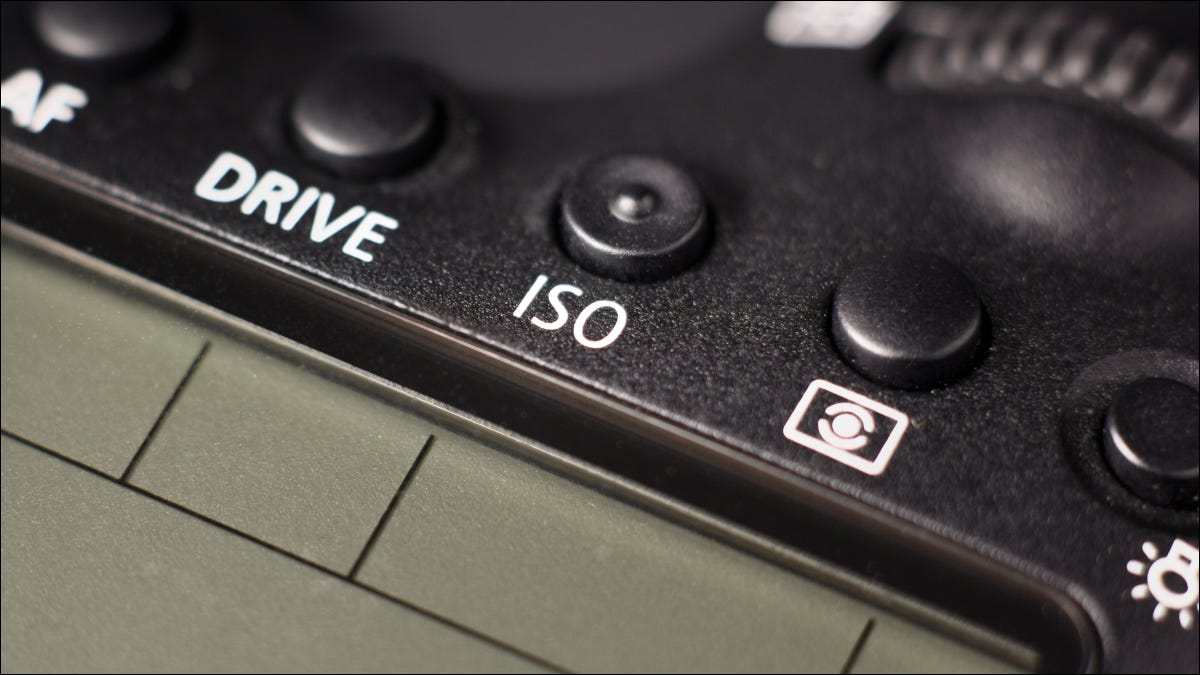 Primer plano de la pantalla de una cámara Canon 6D mark2 con un enfoque en el botón ISO.